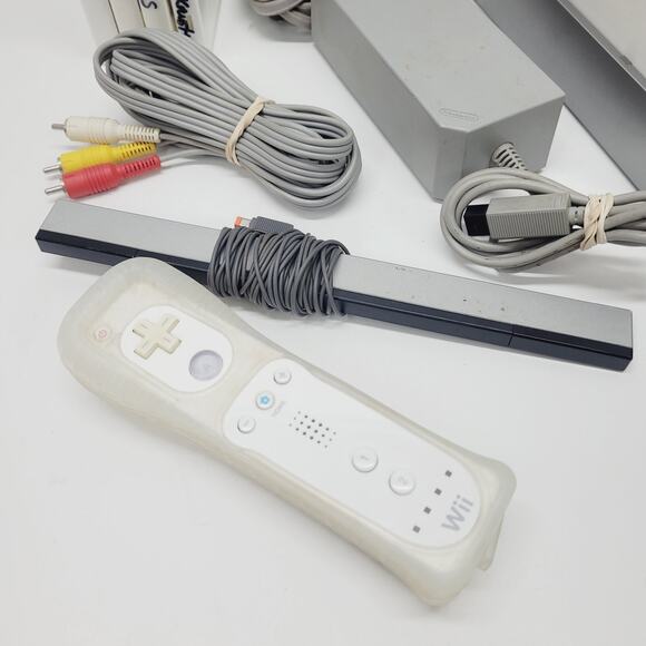 Nintendo Wii System Console (RVL-001) W/ Controller Cords 4 Family Games Tested - Picture 2 of 11